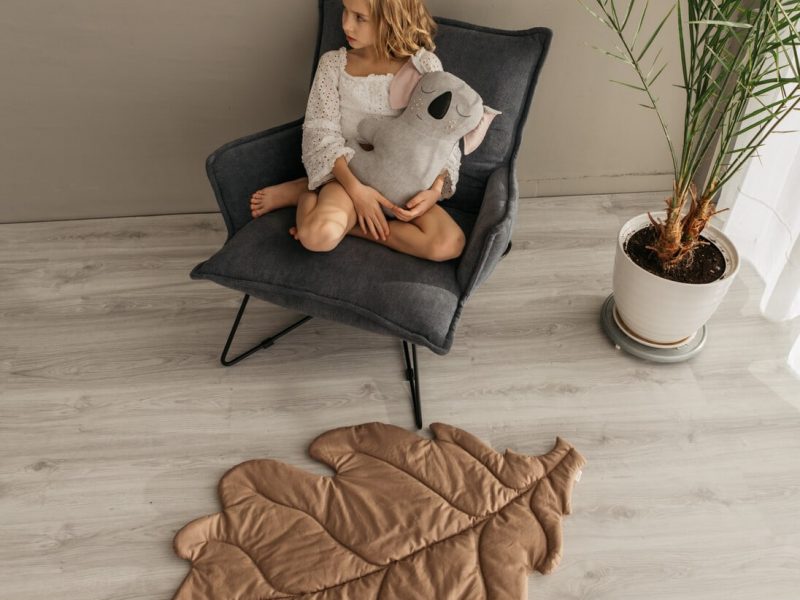 Интересный вариант — коврик из дерева для сиденья